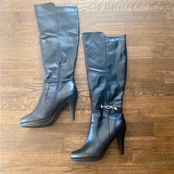 Leather knee high high heeled boots with diamond and silver band - Picture 2 of 4